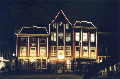 501186 Gezicht op de voorgevel van het café De Beurs (Neude 37-39) te Utrecht, bij avond.